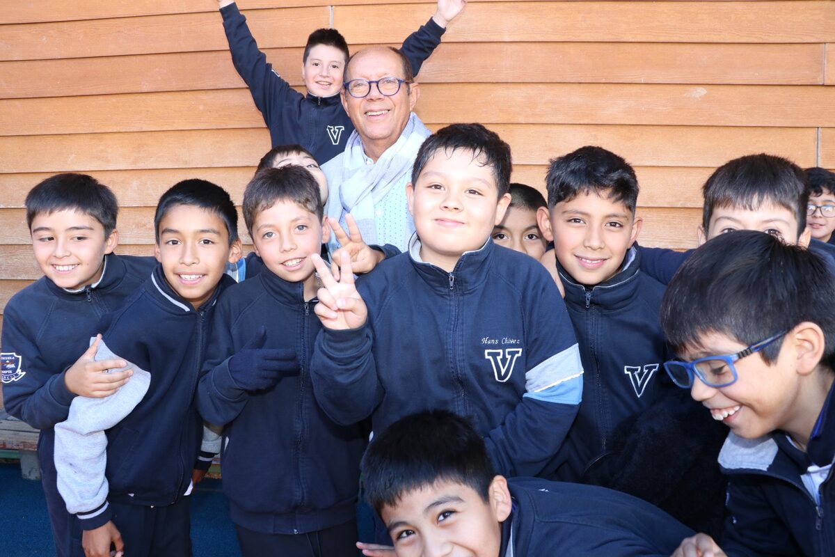 Estudiantes junto a un docente en la comunidad escolar