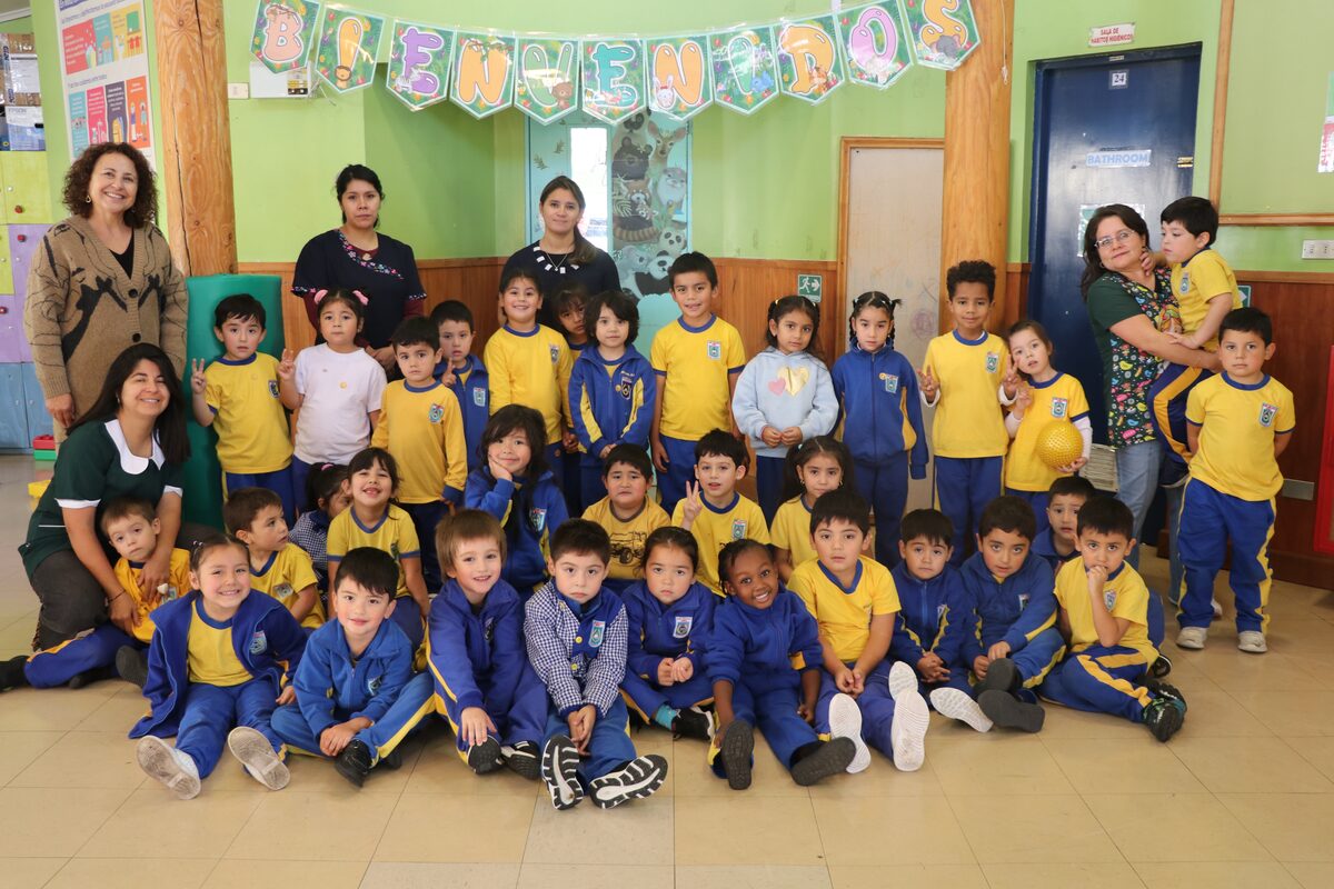 Curso de educación básica junto a sus profesoras en la sala