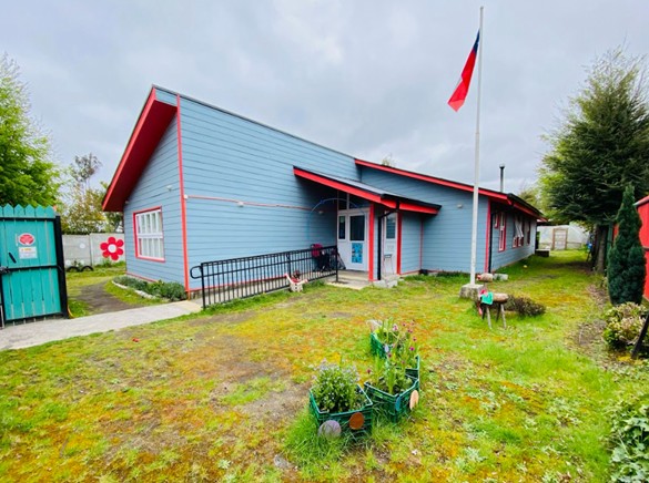 Fachada de la Sala Cuna y Jardín Infantil Perün Rayen, en Licán Ray