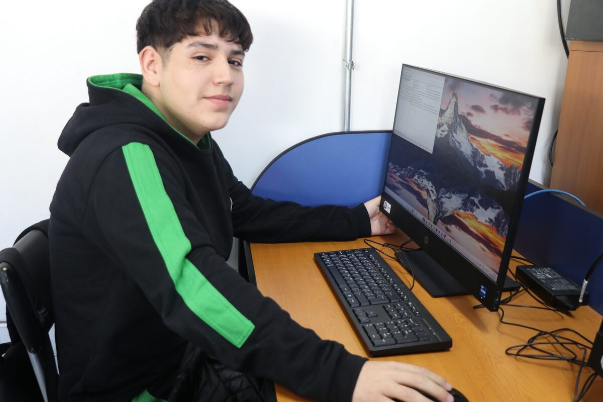 Estudiante trabajando en el laboratorio de computación