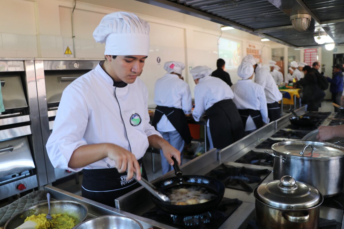 Estudiante de gastronomía en el taller de cocina