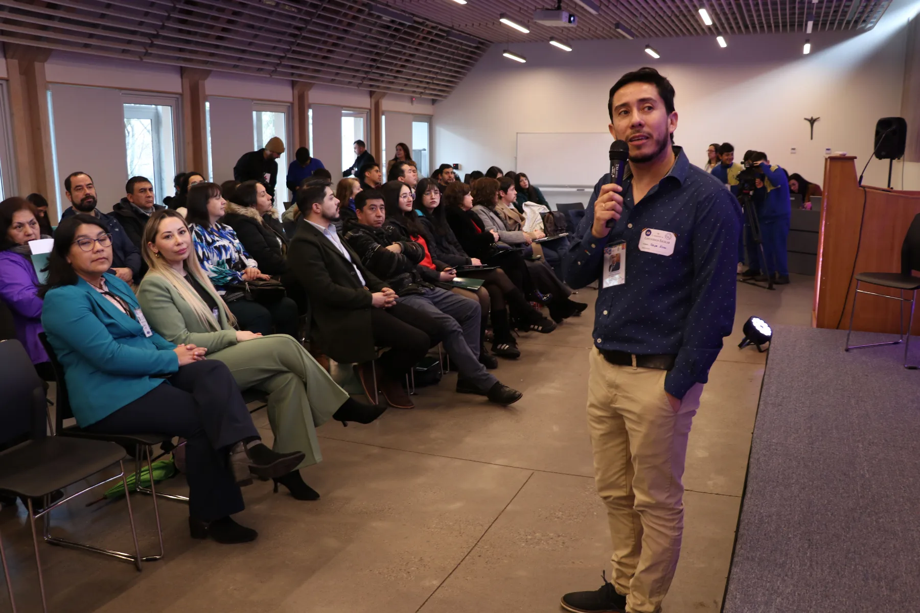 asistentes escuchan a expositor