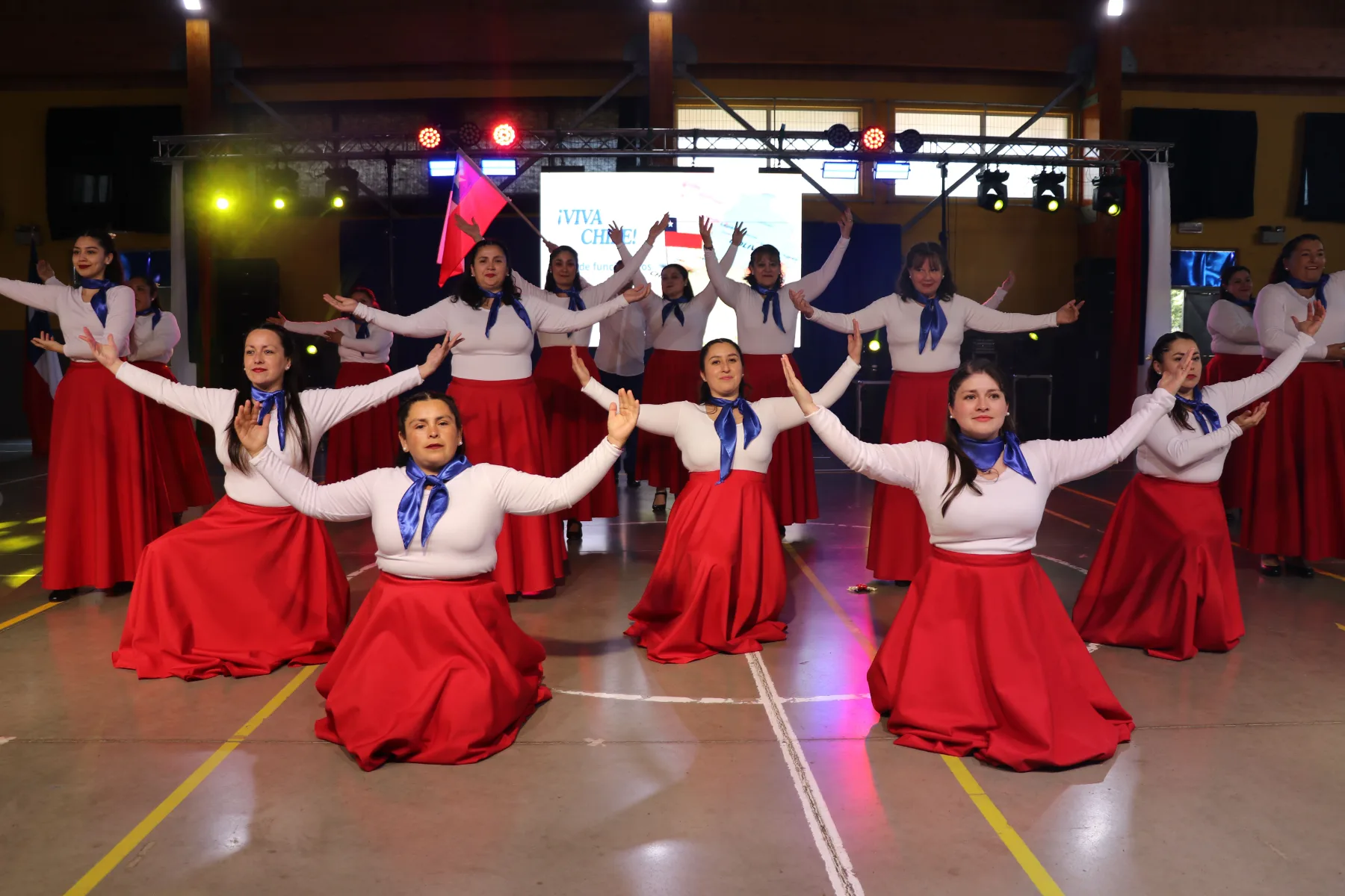 Asistents y docentes particpan de la gala